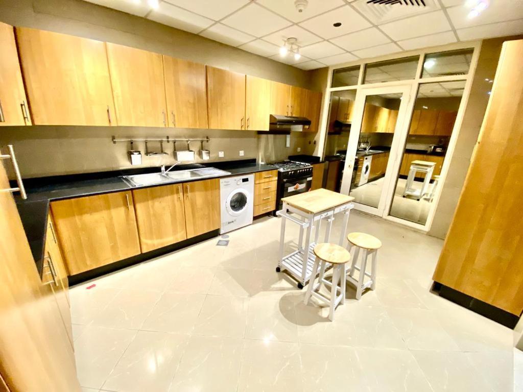 Small Budget Rooms For 'Girls' Only In Dubai, Marina Esterno foto